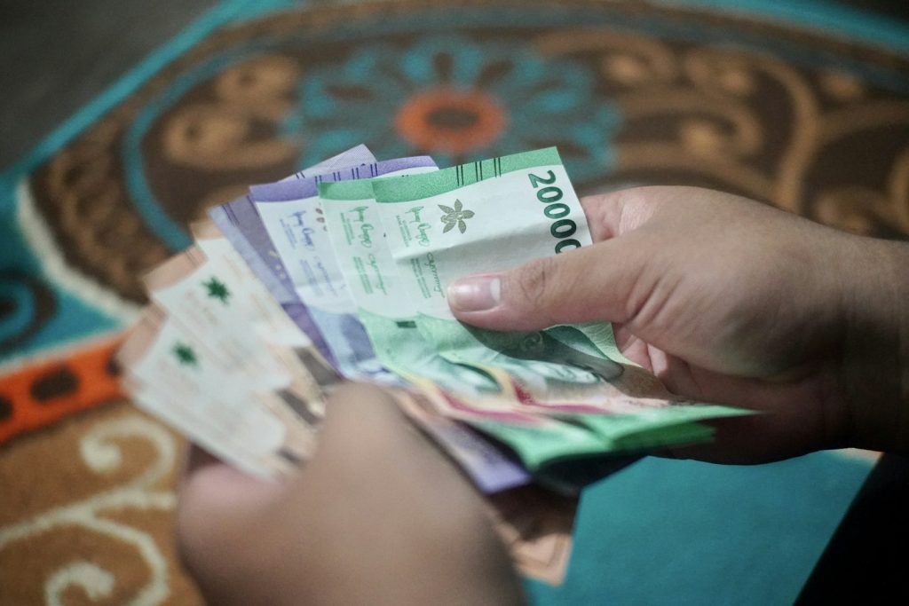 Hands counting a bundle of banknotes